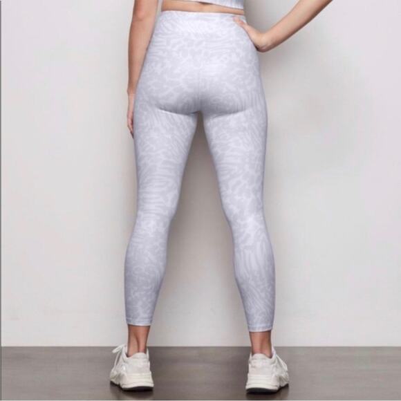 Good American Essentials Leopard Foil Crop Leggings size 8 - Picture 2 of 13